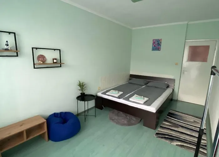 Апартаменты Seaview Escape - *